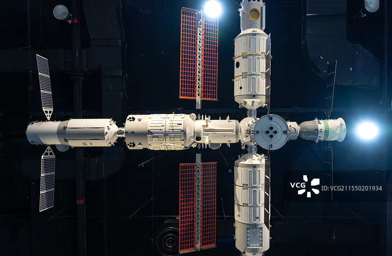 中国空间站天和核心舱和整体模型，中国航天科技展示图片素材