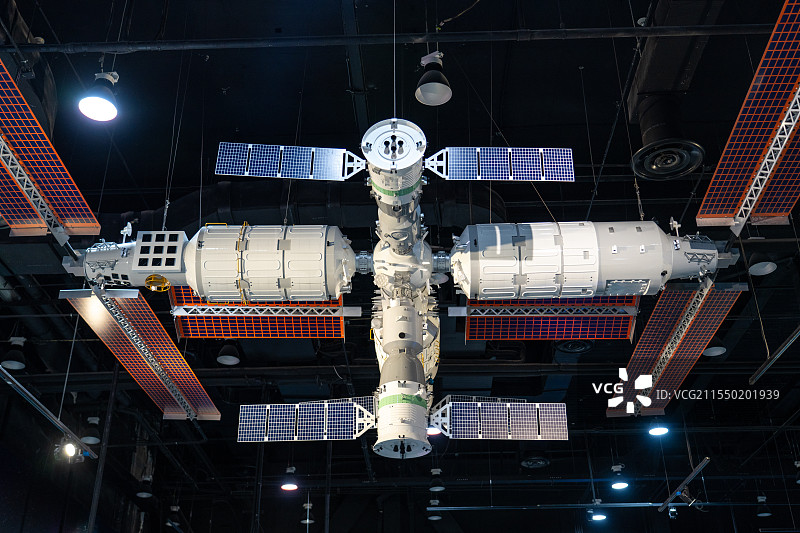 中国空间站天和核心舱和整体模型，中国航天科技展示图片素材