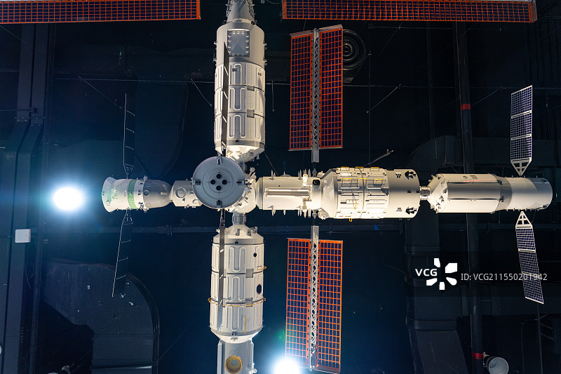 航天科技中国空间站天和核心舱和整体模型展示图片素材