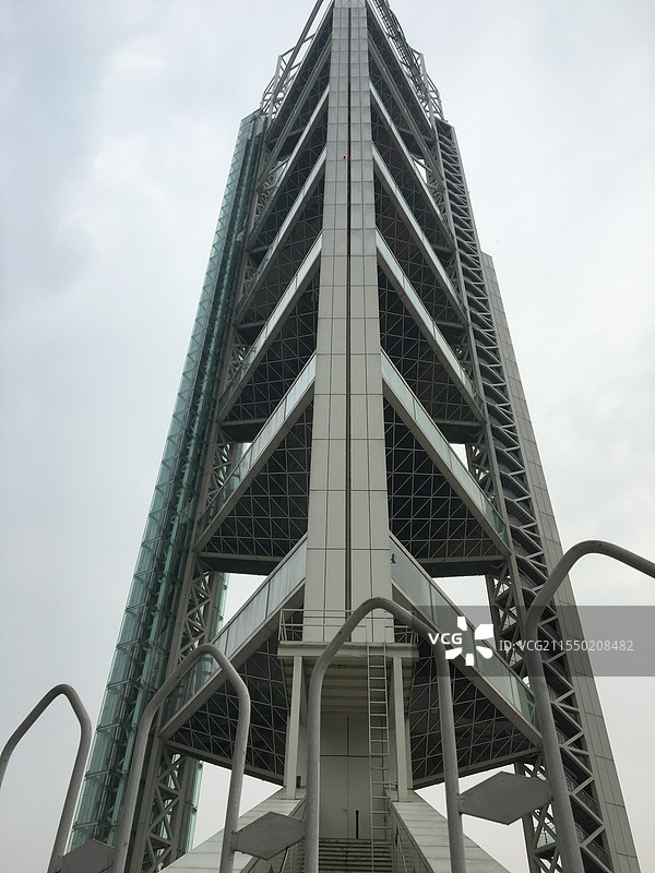雾霾天的中轴线玲珑塔仰天俯视图片素材
