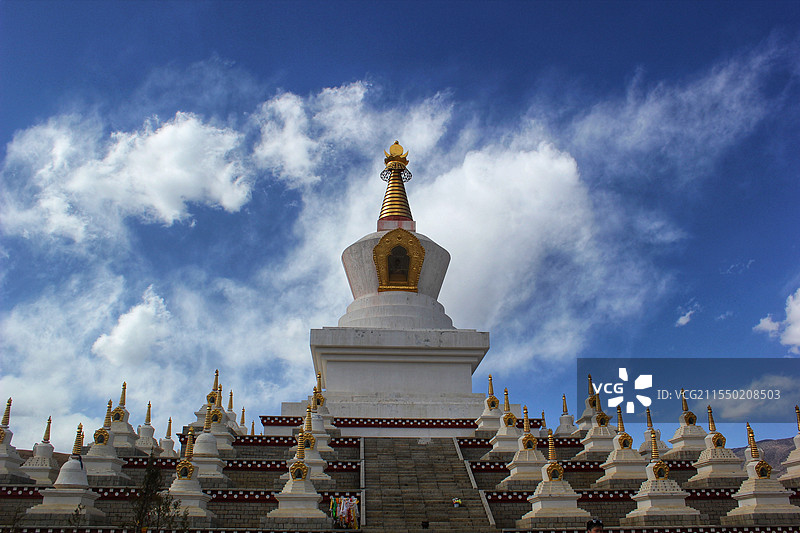 稻城藏式白塔318国道川藏南线，理塘至稻城，藏传佛教的白塔图片素材