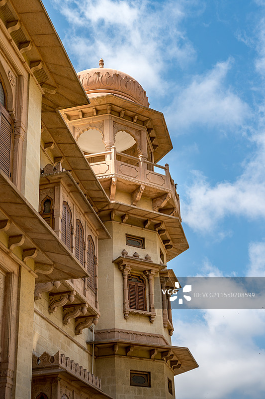 蓝天背景下建筑物的低角度视图图片素材