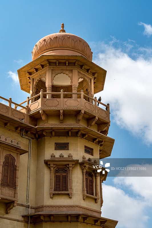 蓝天下的建筑低角度视图图片素材