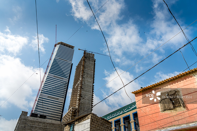 蓝天白云下建设中的摩天大楼图片素材