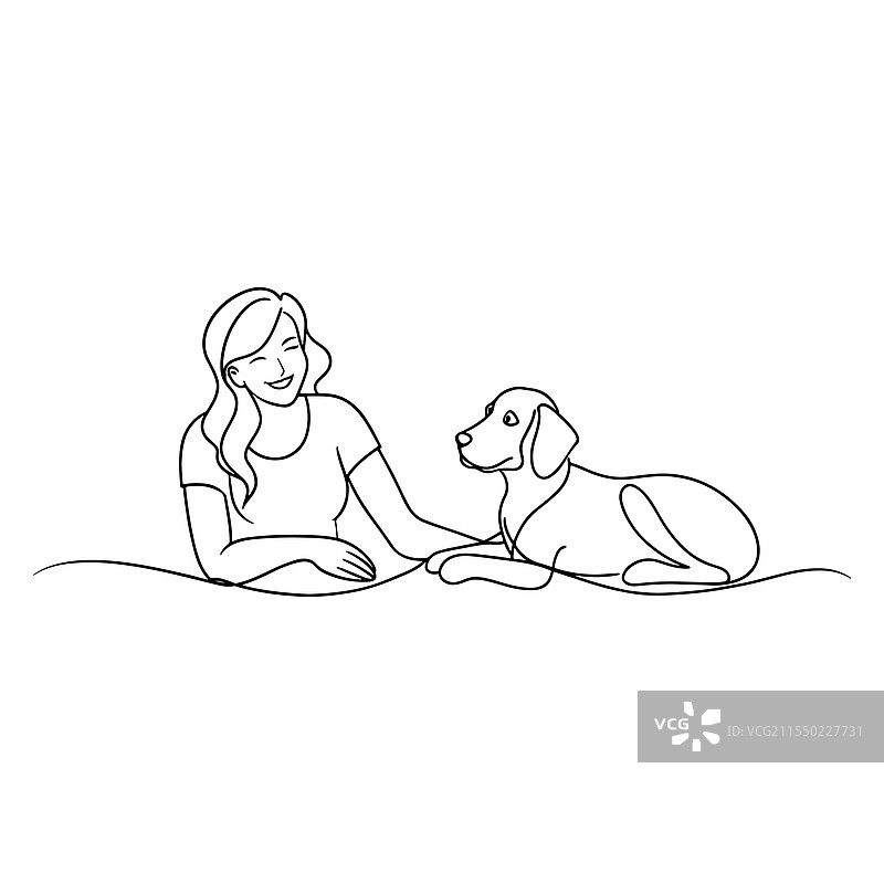 一位女性和她的狗舒适地躺在上面图片素材
