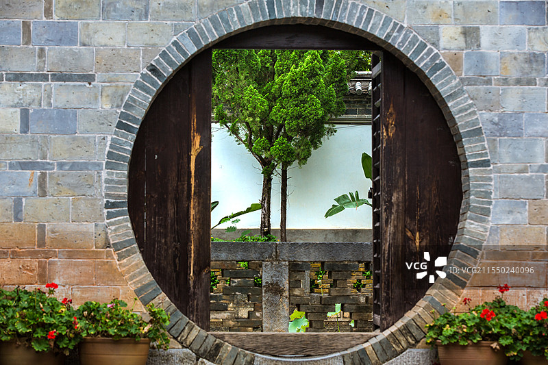 中国云南省红河哈尼族彝族自治州建水县西庄镇团山村民居建筑景观图片素材