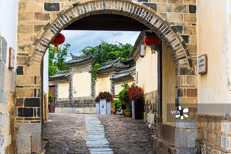 中国云南省红河哈尼族彝族自治州建水县西庄镇团山村民居建筑景观图片素材