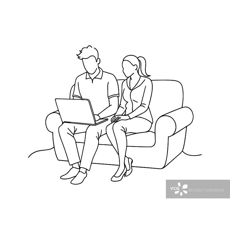 一对情侣坐在沙发上一起工作图片素材