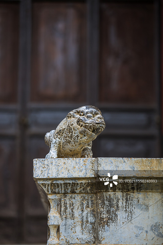 中国云南省红河哈尼族彝族自治州建水县西庄镇团山村民居石柱上的石雕图片素材