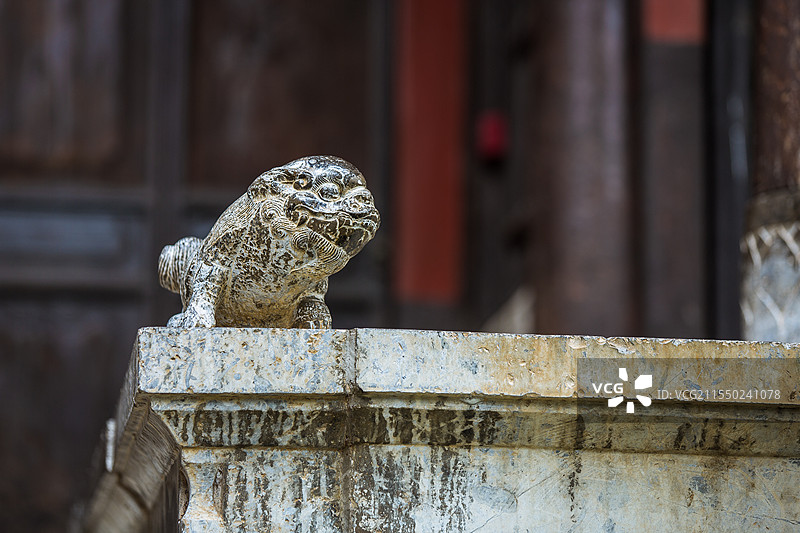 中国云南省红河哈尼族彝族自治州建水县西庄镇团山村民居石柱上的石雕图片素材