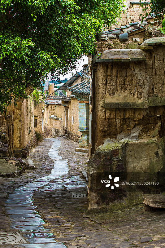 中国云南省红河哈尼族彝族自治州建水县西庄镇团山村民居建筑景观图片素材