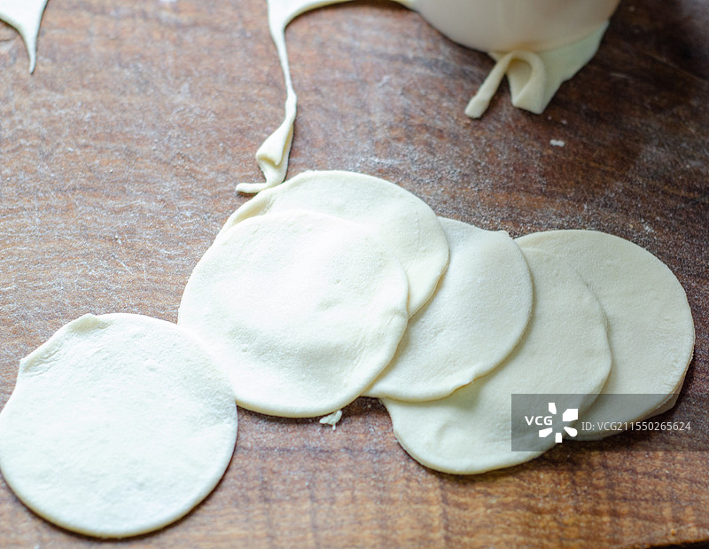 案板上的饺子皮图片素材