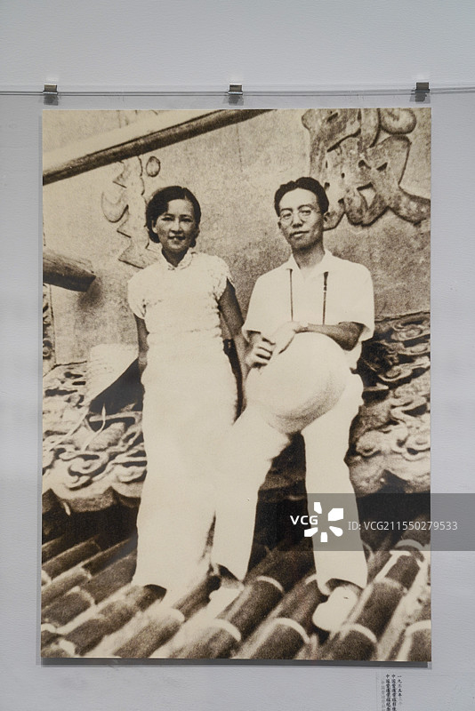 《栋梁——梁思成林徽因学术文献展》，趣看美术馆，滨港商业中心，上海 梁思成与林徽因在天坛祈年殿屋顶图片素材