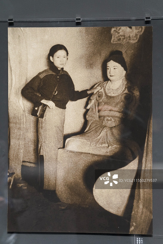 《栋梁——梁思成林徽因学术文献展》，趣看美术馆，滨港商业中心，上海 林徽因与佛光寺大殿“宁公遇”塑像图片素材