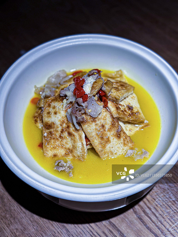 桌上碗里豆腐汤高角度视图图片素材