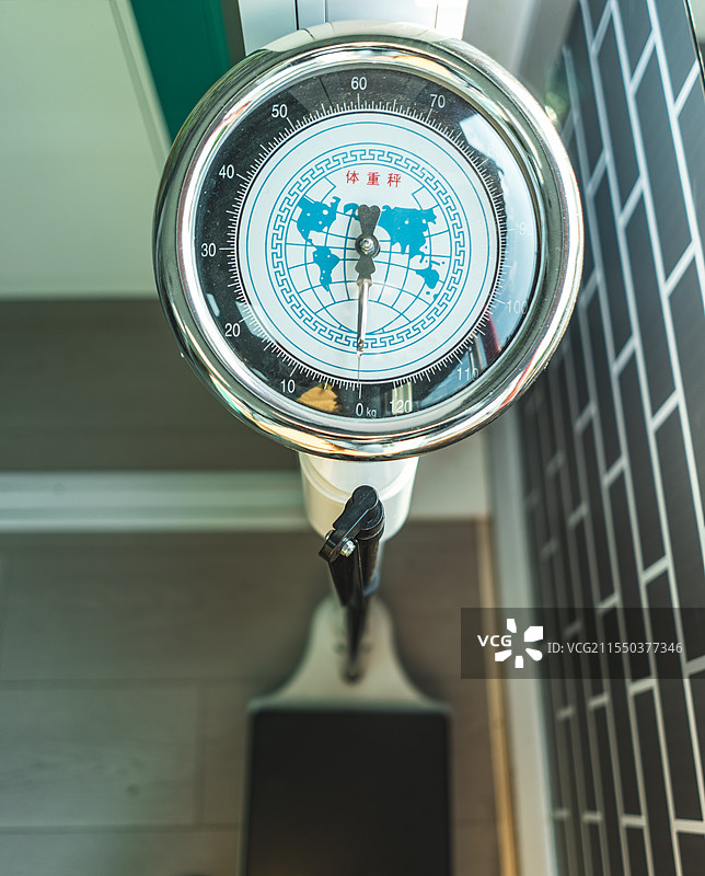 中国中医药服务拍摄主题，药房里的设备用品一个金属传统体重秤，室内无人图像摄影图片素材