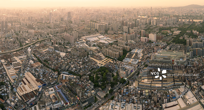 中国广州海珠区漱珠岗，纯阳观，广州市最大道观，右上可见中山大学南校区图片素材