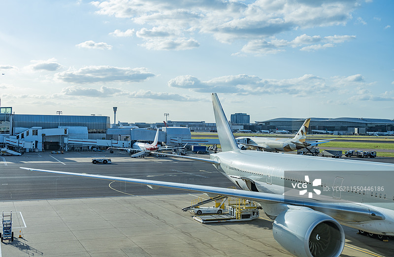 英国希思罗机场停机坪上的飞机图片素材