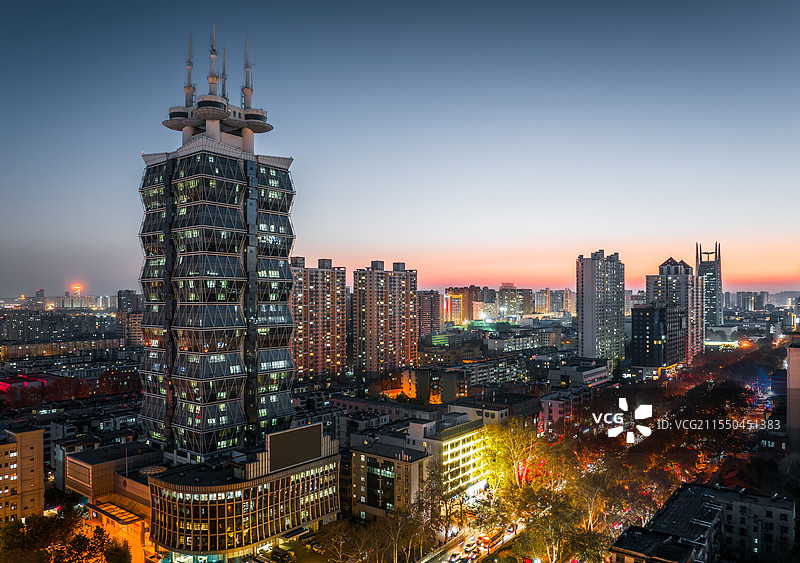 夜幕下的洛阳公安大楼，网友们叫这里魔仙堡图片素材