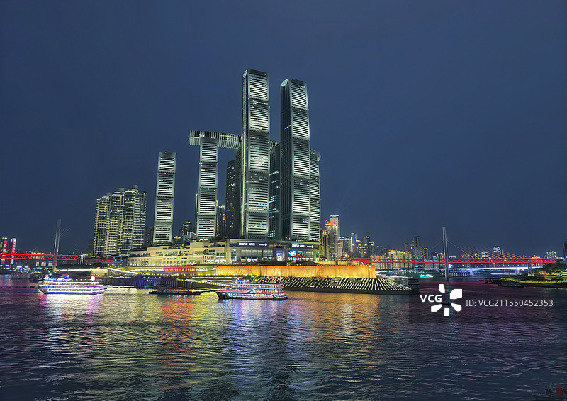 重庆来福士夜景： iPhone16pro拍摄图片素材