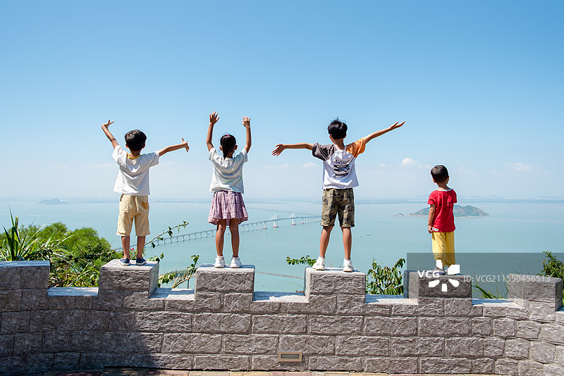 南澳大桥：孩童与碧海蓝天的拥抱图片素材
