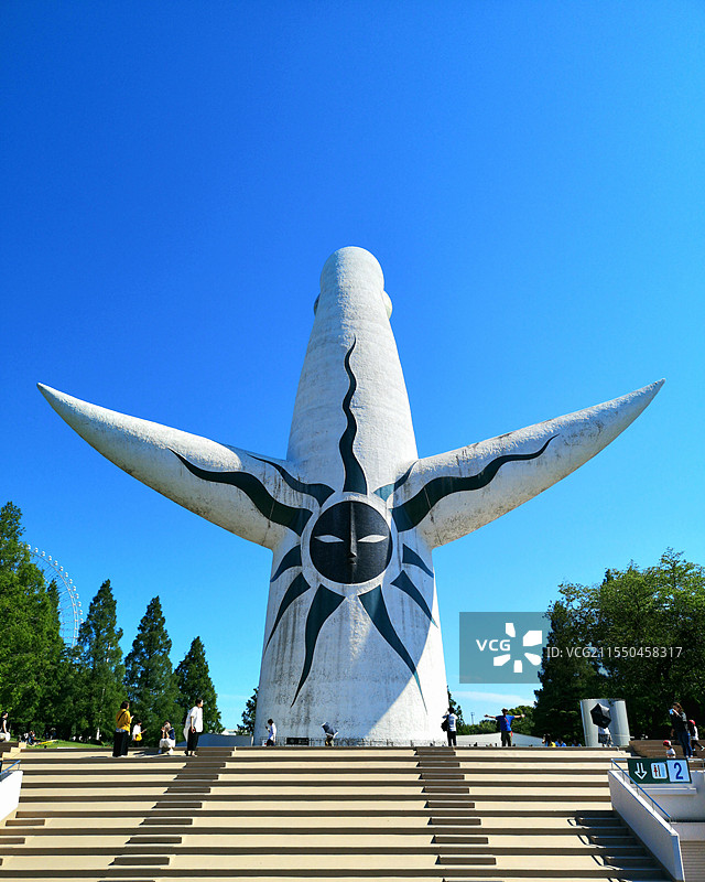 日本大阪府吹田市，大阪万博纪念公园的太阳塔图片素材