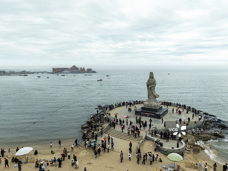 福建泉州石狮黄金海岸观音像节日人流图片素材