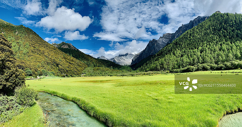 稻城｜冲谷草甸 从你的全世界路过取景地图片素材