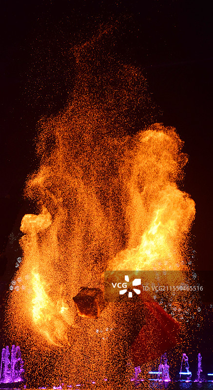 河南开封武侠城火壶表演图片素材