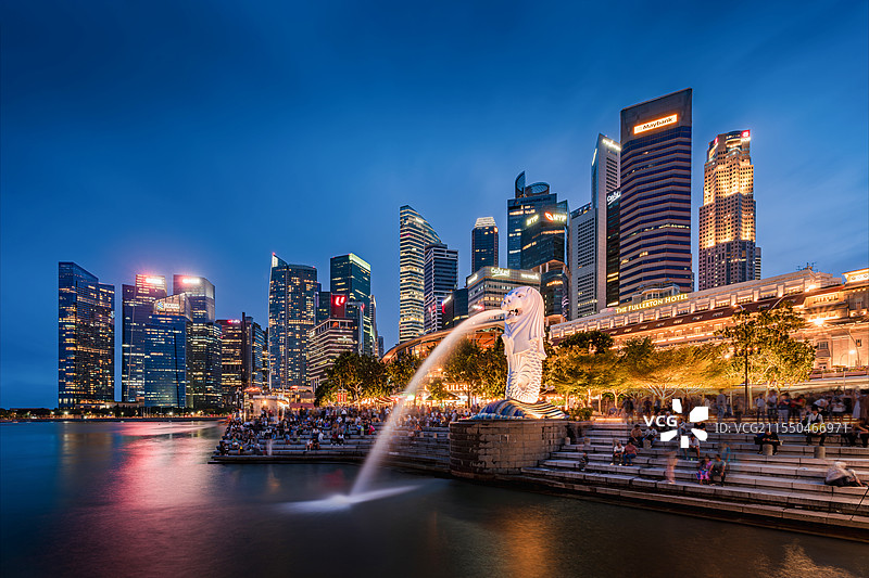 新加坡滨海湾夜景-鱼尾狮公园图片素材