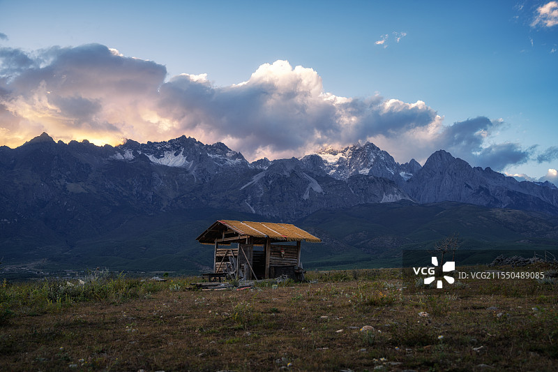 日落晚霞的玉龙雪山下的小木屋图片素材