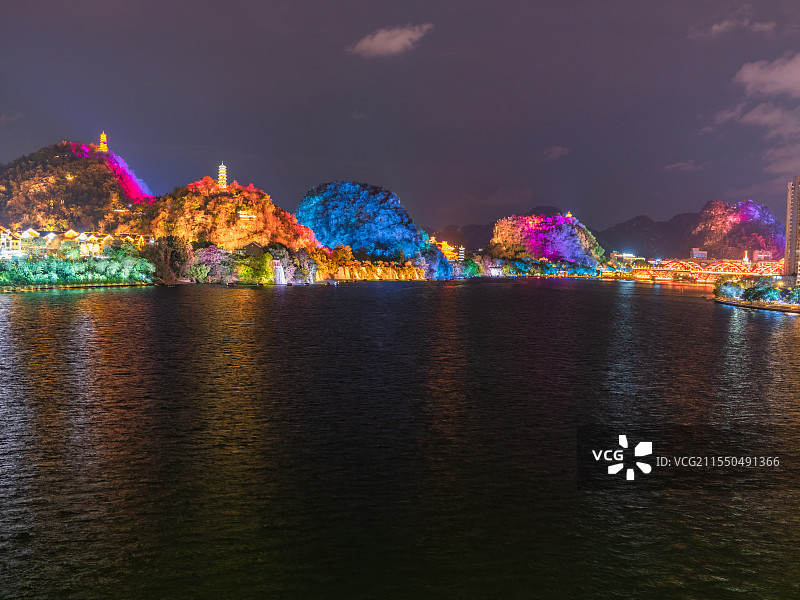 广西柳州蟠龙山、蟠龙双塔与柳江河城市夜景风光图片素材