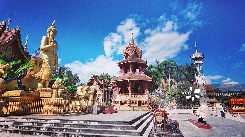 凡人祈愿，佛凝视众生图片素材