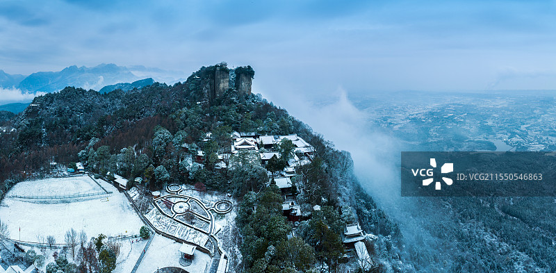 绵阳江油市窦圌山喜降瑞雪，窦圌山景区银装素裹，云雾缭绕，仿若仙境。图片素材