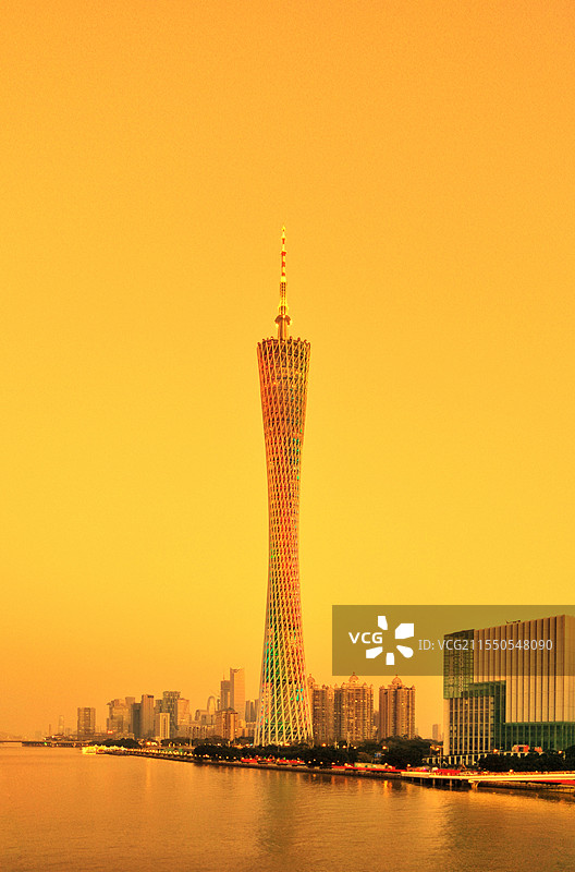 广州塔小蛮腰旅游观光塔夜景灯光绚丽多彩地标建筑热门旅游景点俯瞰广州城低视角珠江沿岸傍晚黄昏图片素材