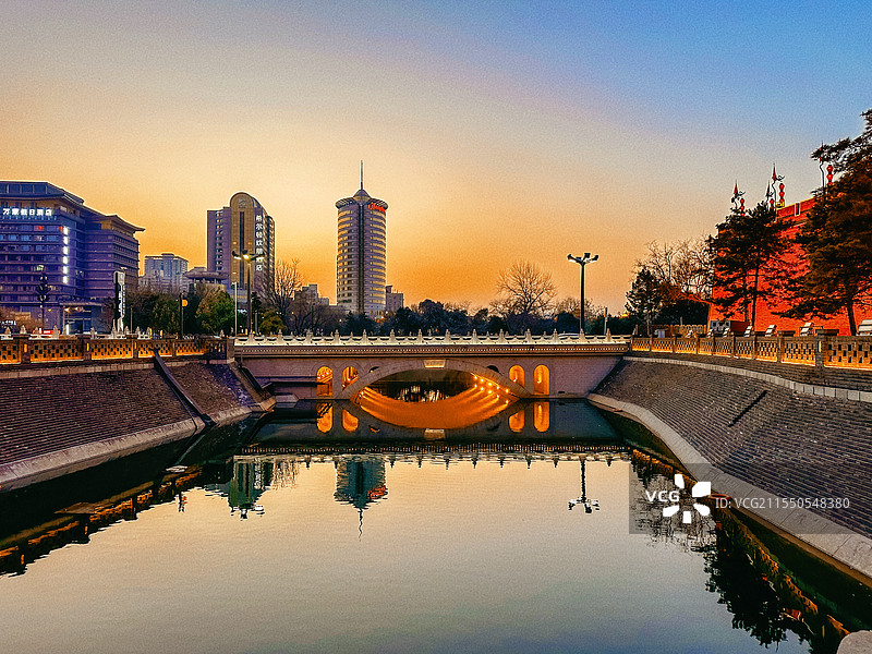 霞染西安护城河图片素材