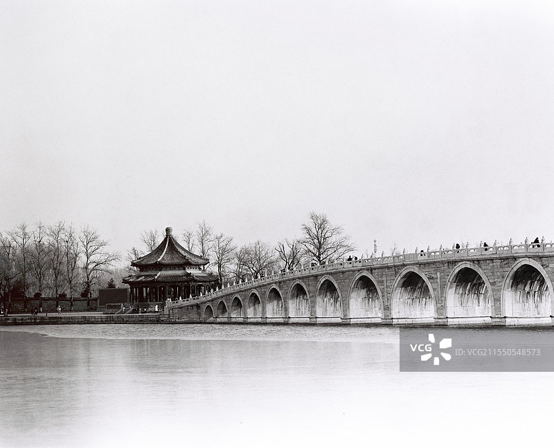 北京颐和园十七孔桥黑白胶片图片素材