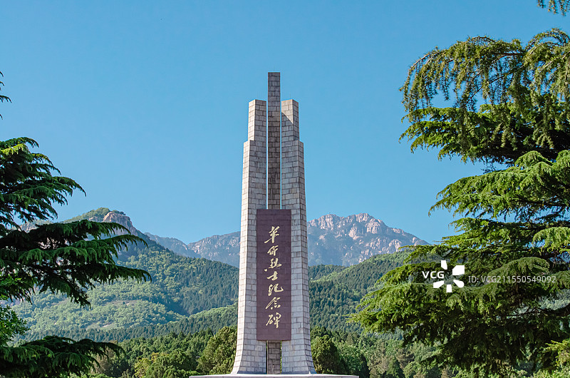 中国山东泰安，烈士陵园的英雄纪念碑图片素材