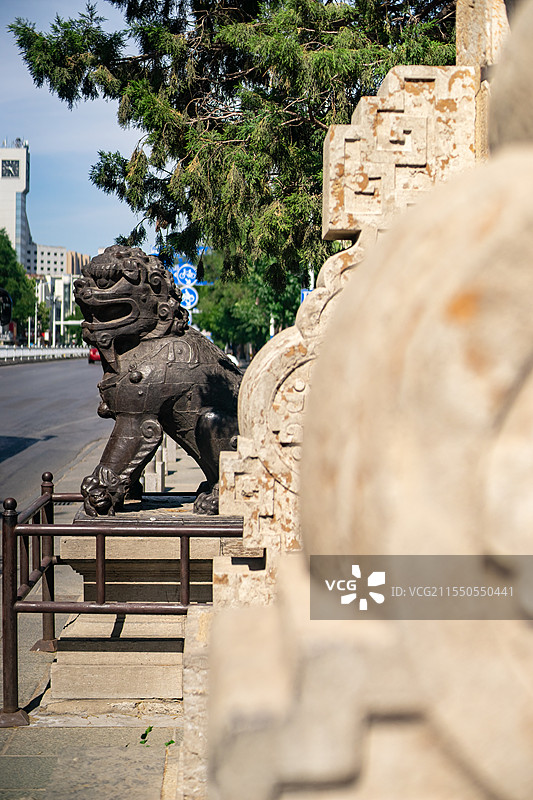 中国山东泰安著名景点泰山旅行旅游目的地风景区，岱庙行宫青铜铸铁狮子雕塑，户外白昼无人图像摄影图片素材