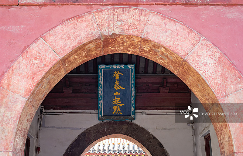 中国山东泰安著名景点泰山旅行旅游目的地风景区，泰山第一行宫岱庙，红色的城楼建筑物，户外白昼无人图像图片素材