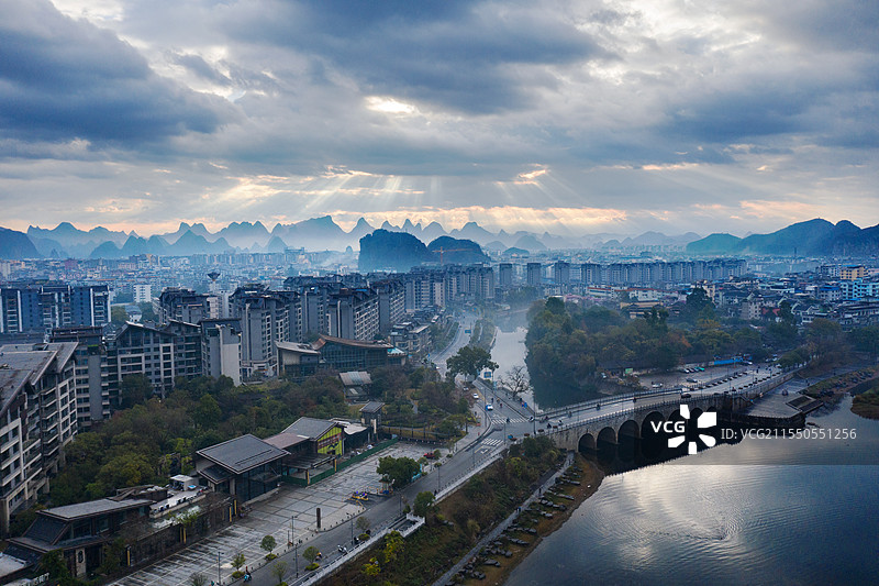 山城的春晨图片素材