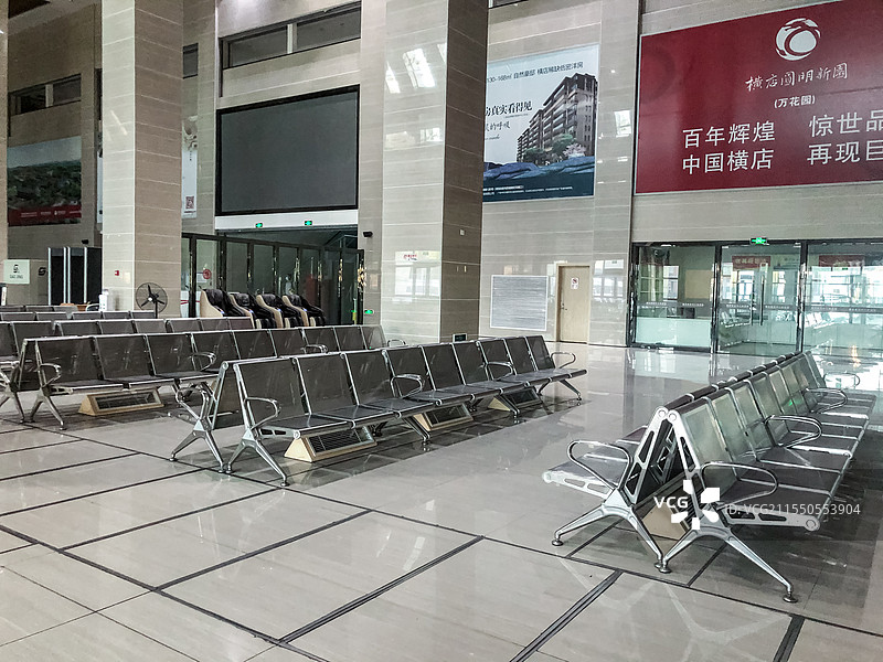 中国汽车站拍摄主题，浙江金华东阳横店客运中心，候车厅的连排金属座位，室内无人图像摄影图片素材