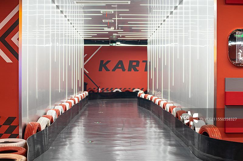 中国休闲娱乐拍摄主题，卡丁车比赛赛场场地和四周的彩色的轮胎，室内无人图像摄影图片素材