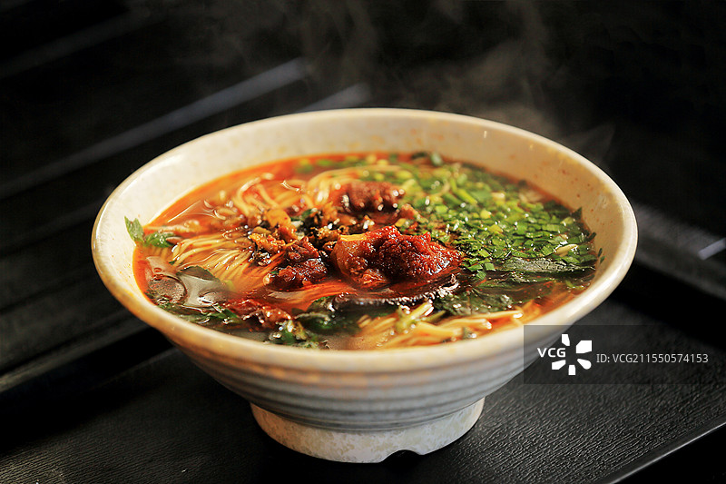 餐桌上的一碗牛肉面图片素材