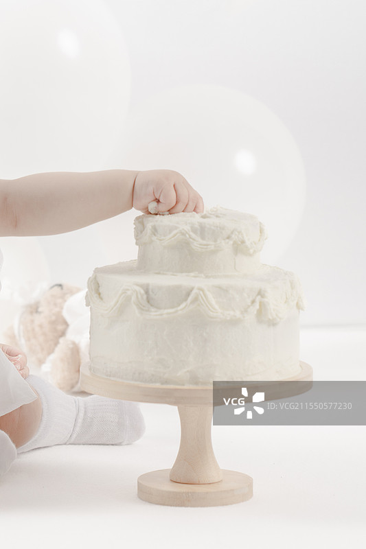 胖嘟嘟的幼儿小手弄生日蛋糕图片素材