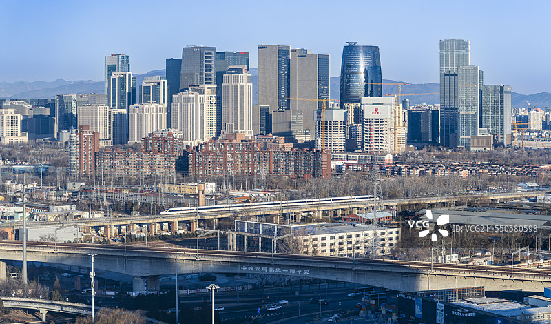 北京城市天际线丽泽商务区与高铁列车晨曦图片素材