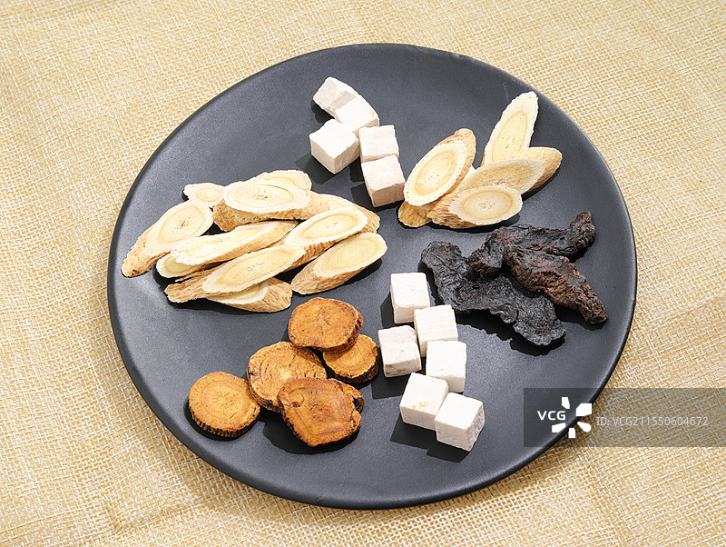 盘子中的中国传统中医中药材特写图片素材