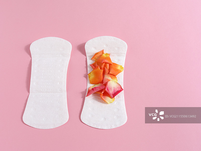 粉色背景上的妇女节女性月经用品卫生巾卫生棉图片素材