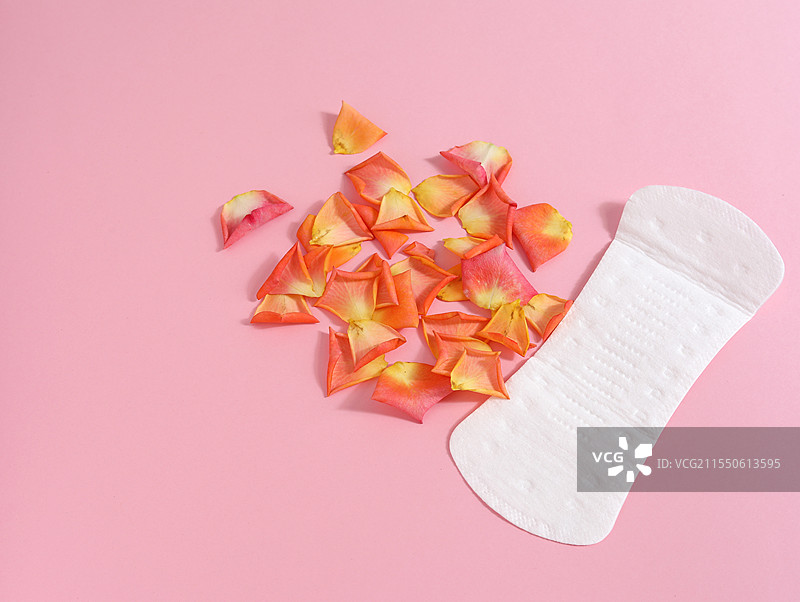 粉色背景上的妇女节女性月经用品卫生巾卫生棉图片素材