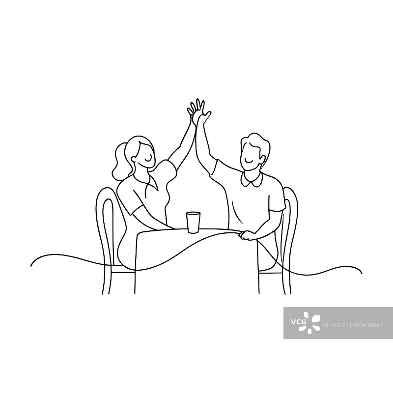 两个人坐在桌子旁，双手举起。图片素材